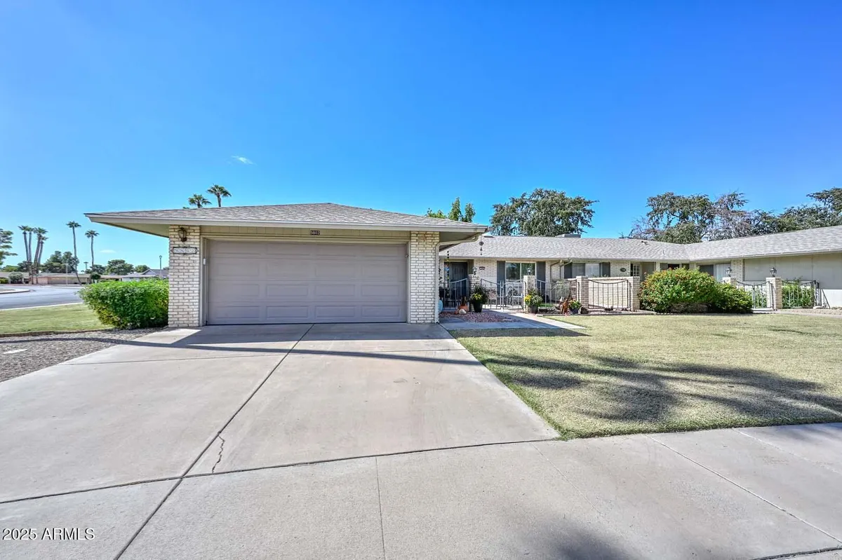 Property Slideshow image 1 of 62 | 9802 n 107th ave, Sun City, AZ, 85351