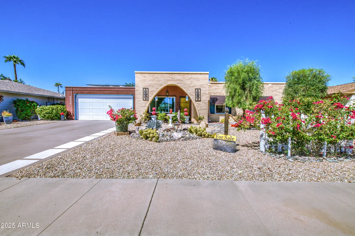 Property Slideshow image 1 of 30 | 9530 w hidden valley cir, Sun City, AZ, 85351