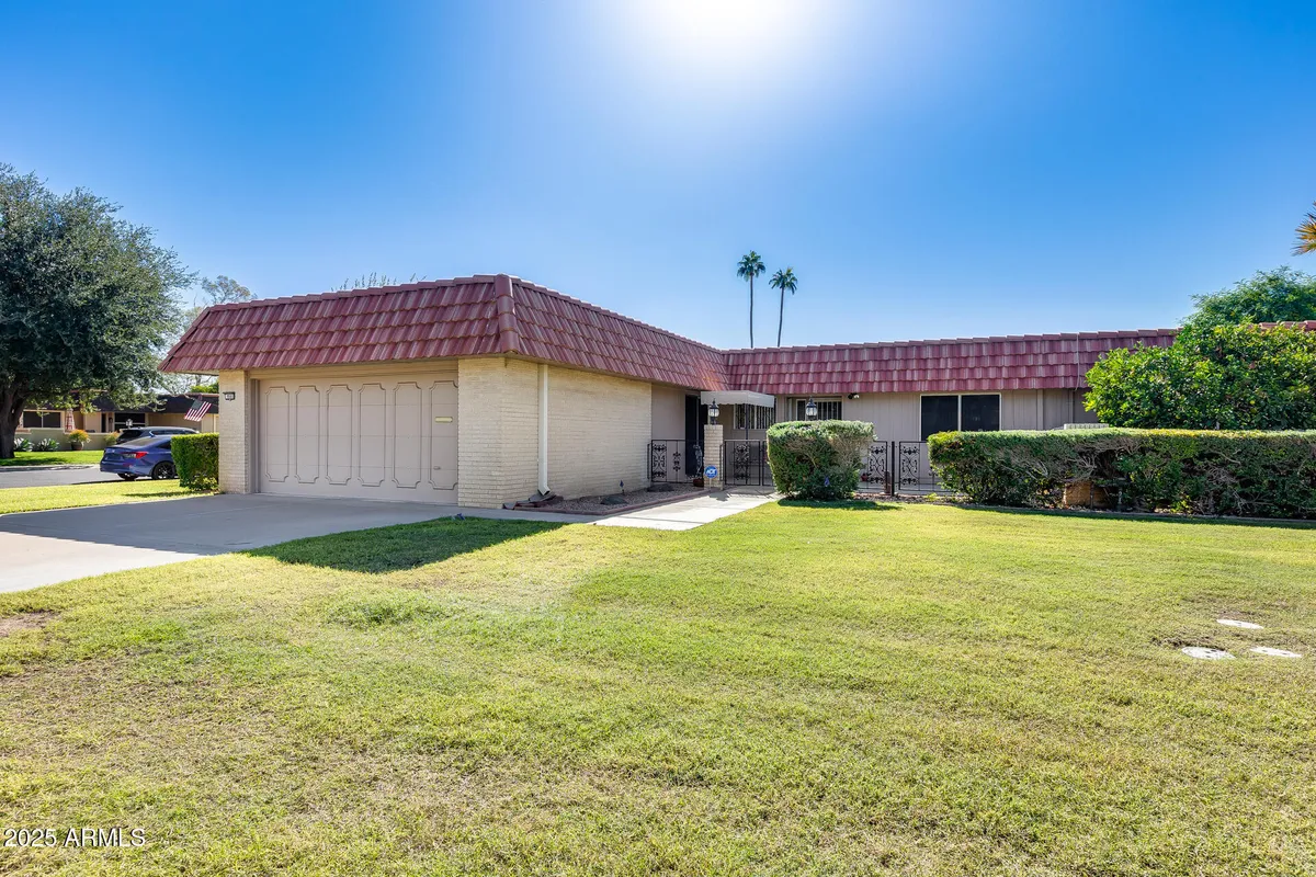 Property Slideshow image 1 of 32 | 9501 w oak ridge dr, Sun City, AZ, 85351