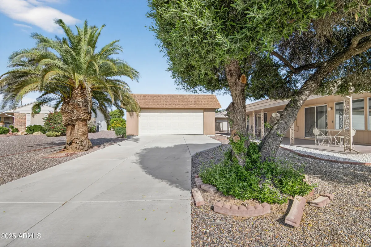 Property Slideshow image 1 of 48 | 9526 w oakstone dr, Sun City, AZ, 85351