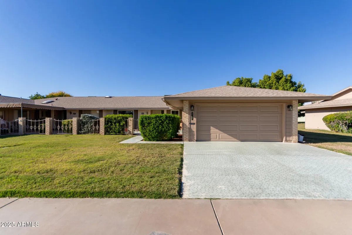 Property Slideshow image 1 of 32 | 10427 w roundelay cir, Sun City, AZ, 85351