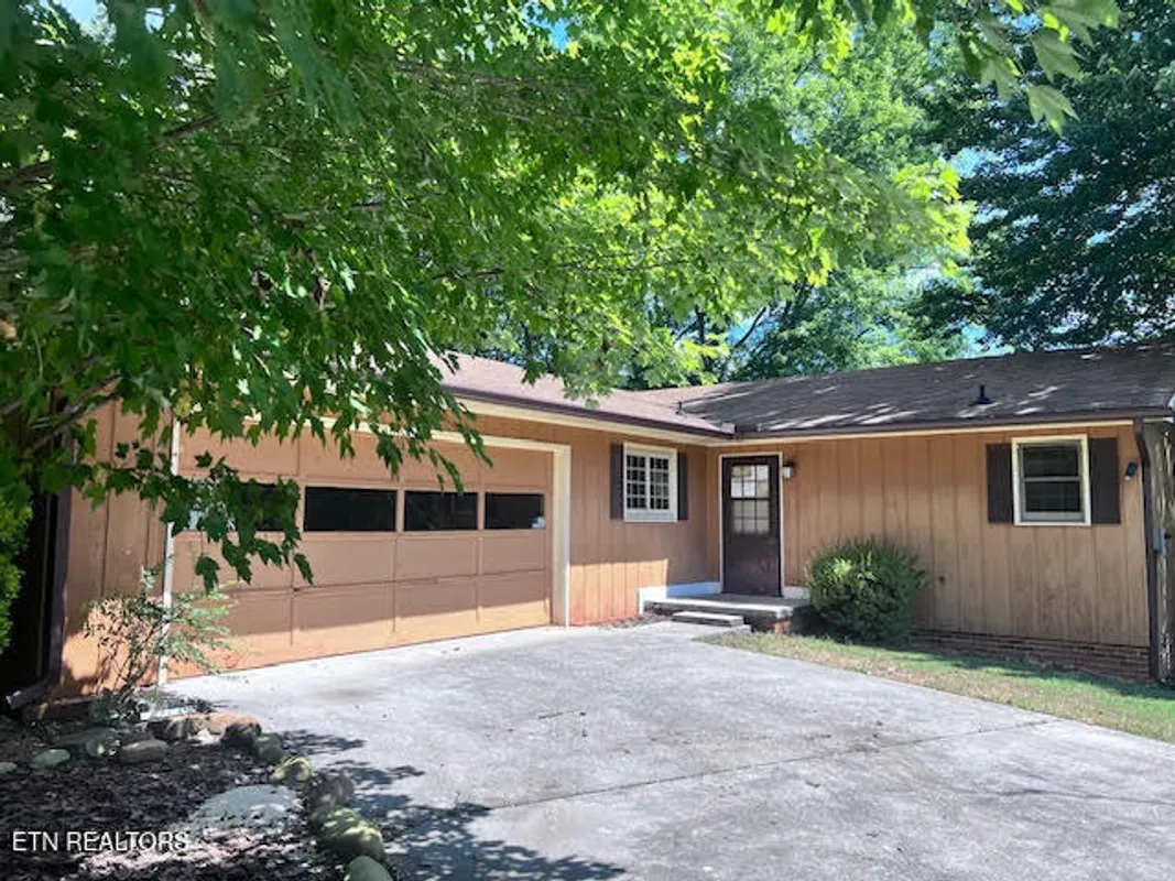 Property Slideshow image 1 of 30 | 223 saligugi cir, Loudon, TN, 37774