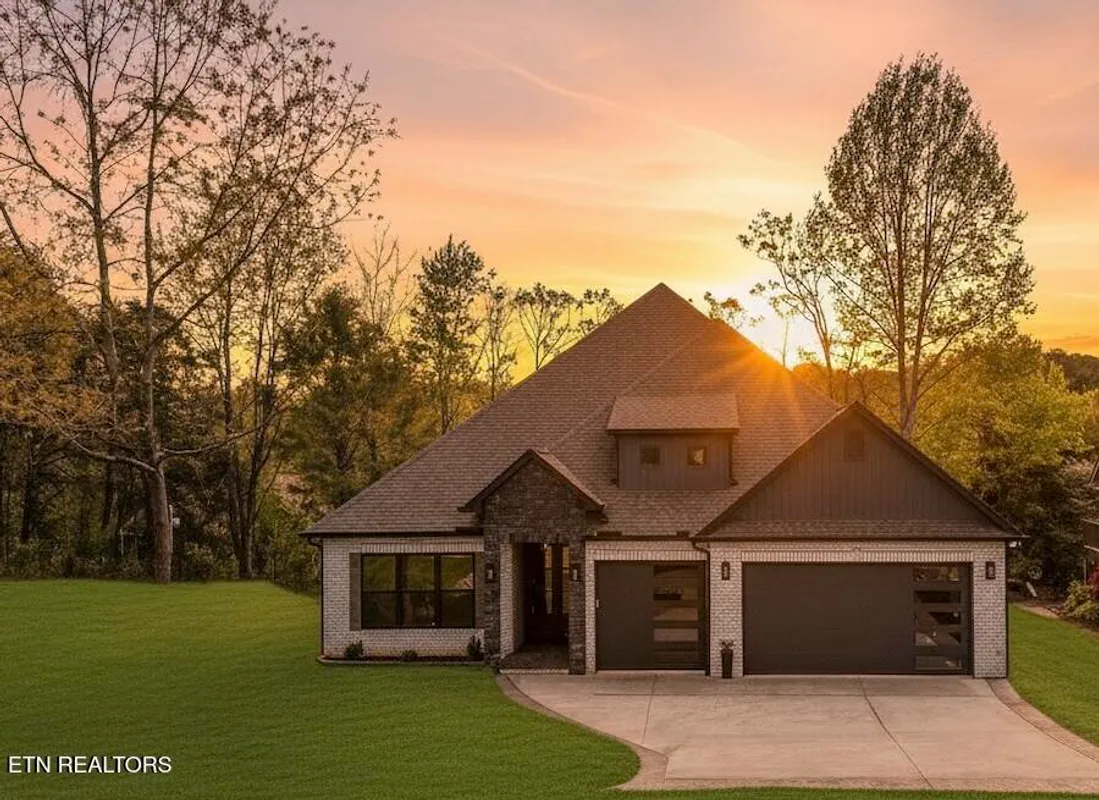 Property Slideshow image 1 of 51 | 404 elokwa pl, Loudon, TN, 37774