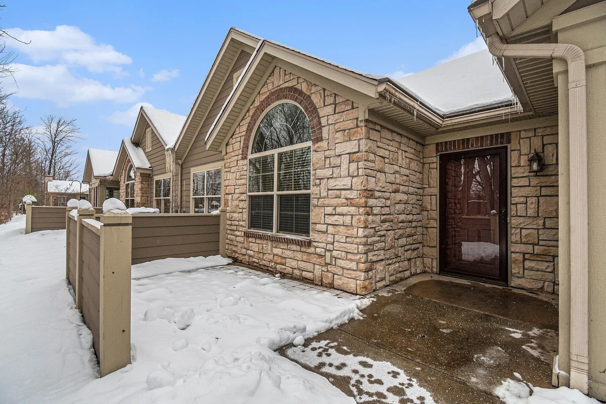 Property Slideshow image 1 of 37 | 5333 fawn creek dr sw, Grandville, MI, 49418