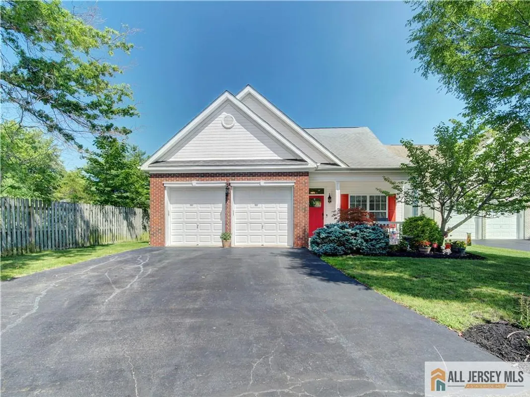 Property Slideshow image 1 of 48 | 10 holly manor ct, Helmetta, NJ, 08828