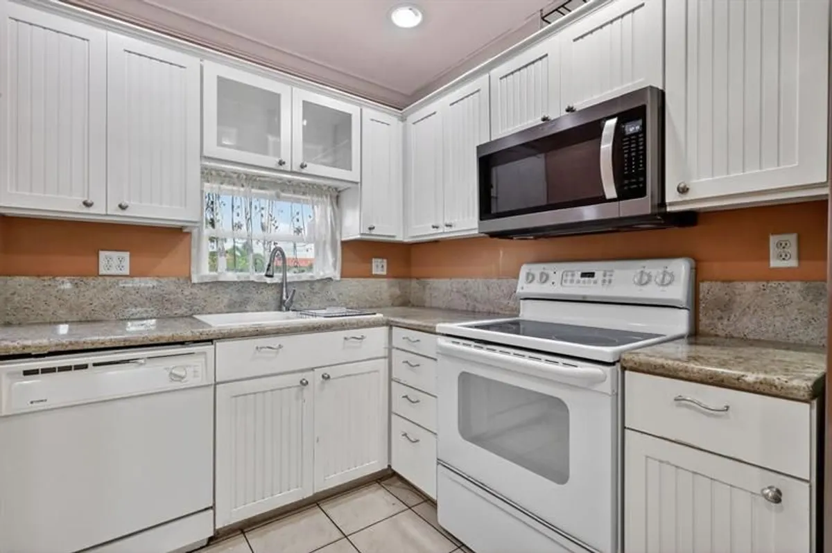 Property Slideshow image 1 of 18 | 9410 n hollybrook lake dr 303, Pembroke Pines, FL, 33025