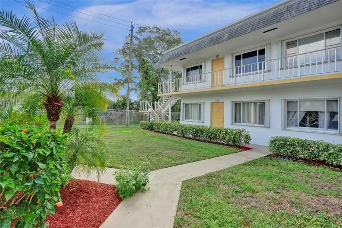 Property Slideshow image 1 of 48 | 3322 cynthia ln apt 112, Lake Worth Beach, FL, 33461