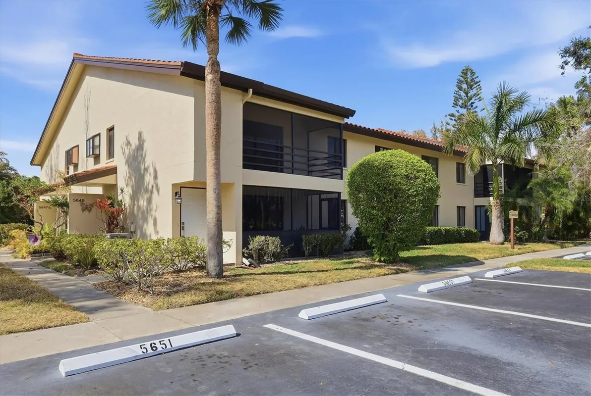Property Slideshow image 1 of 22 | 5651 gardens dr # 5651, Sarasota, FL, 34243