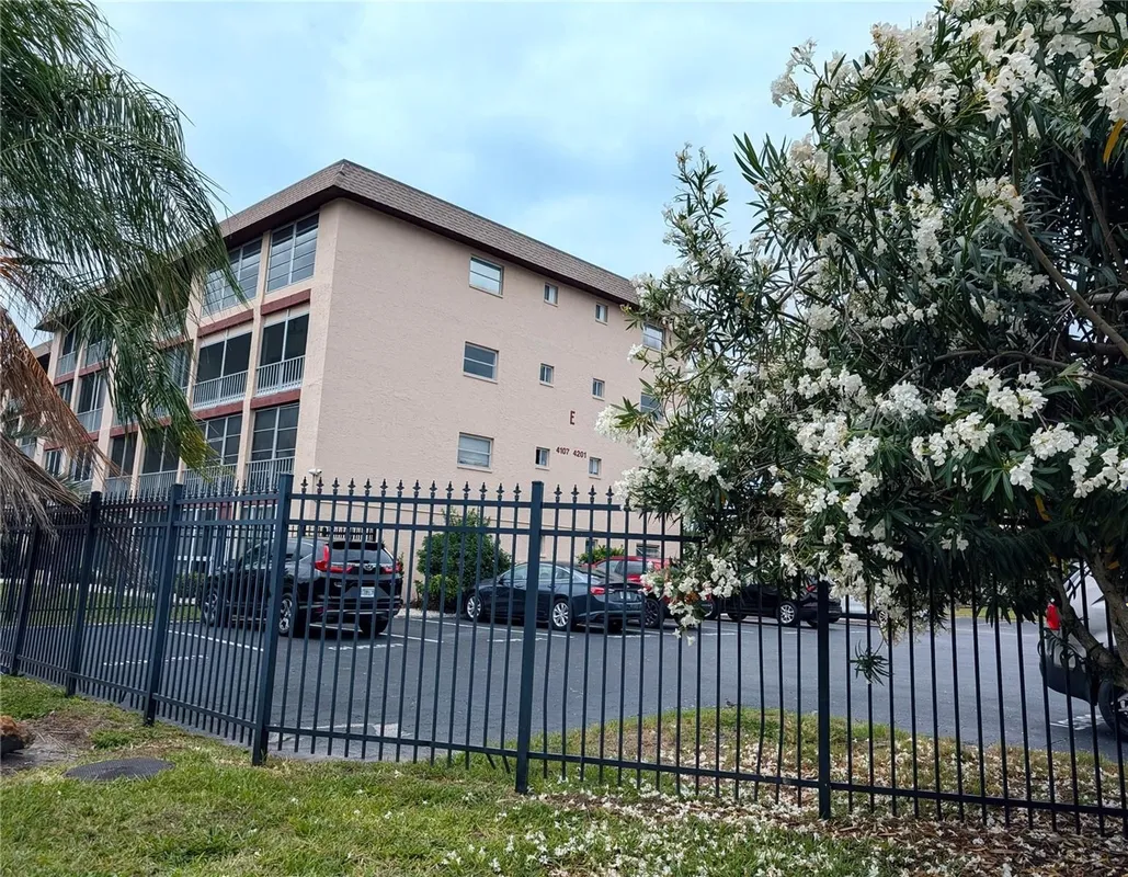 Property Slideshow image 1 of 26 | 4127 heron way e-111, Bradenton, FL, 34205