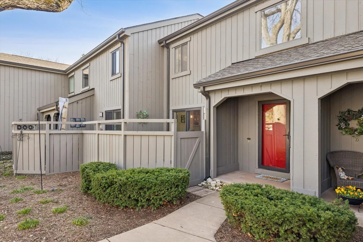 Property Slideshow image 1 of 25 | 404 shoreline rd 298, Lake Barrington, IL, 60010