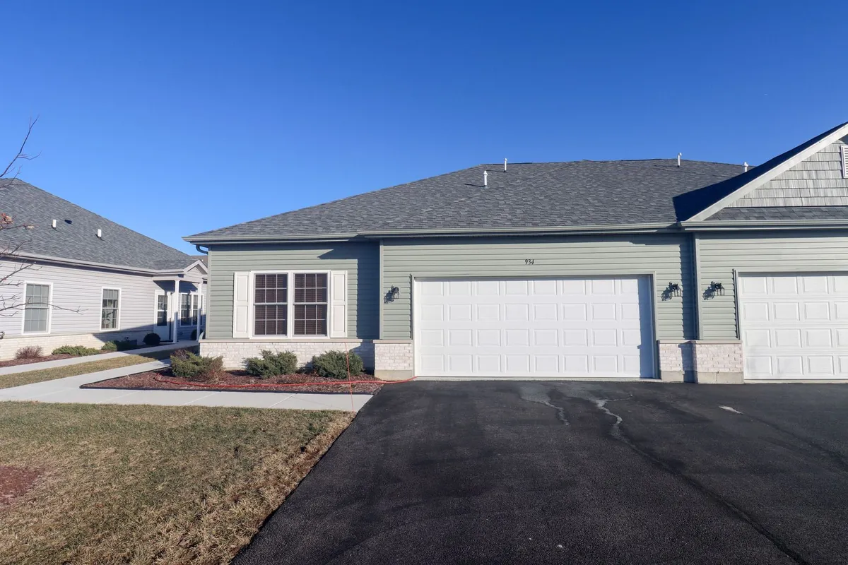 Property Slideshow image 1 of 19 | 934 lexington st, Mchenry, IL, 60050