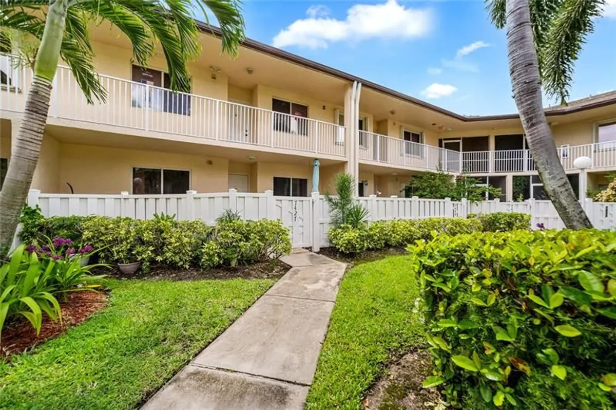 Property Slideshow image 1 of 35 | 7427 n devon dr 108, Tamarac, FL, 33321