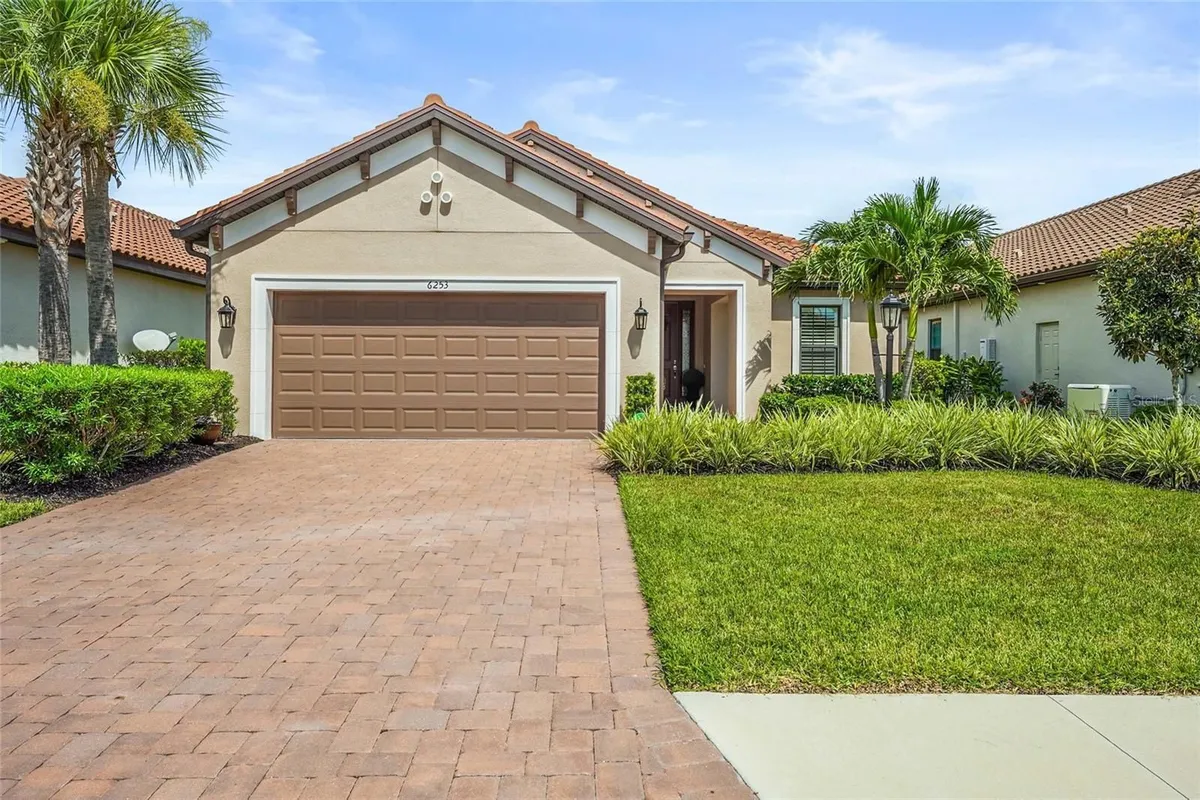 Property Slideshow image 1 of 84 | 6253 mesa gln, Bradenton, FL, 34203