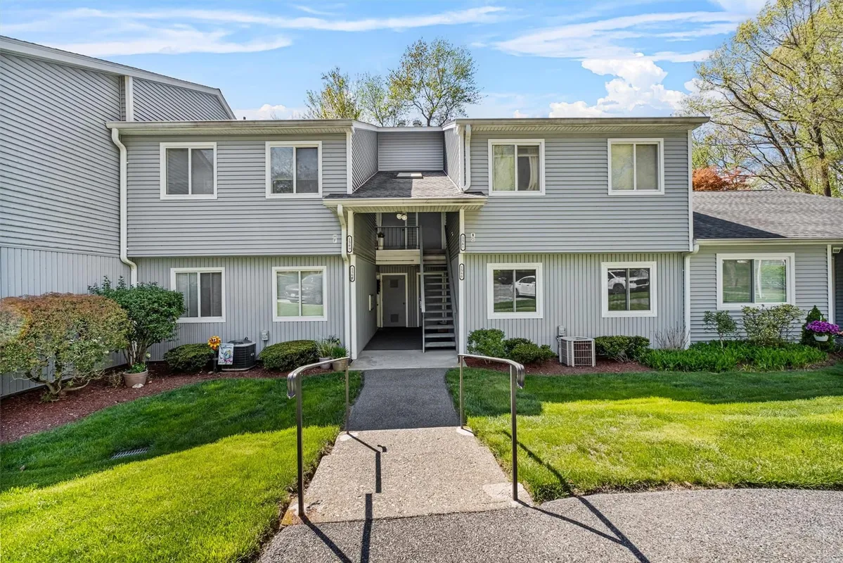 Property Slideshow image 1 of 37 | 156 carriage ct g, Yorktown Heights, NY, 10598