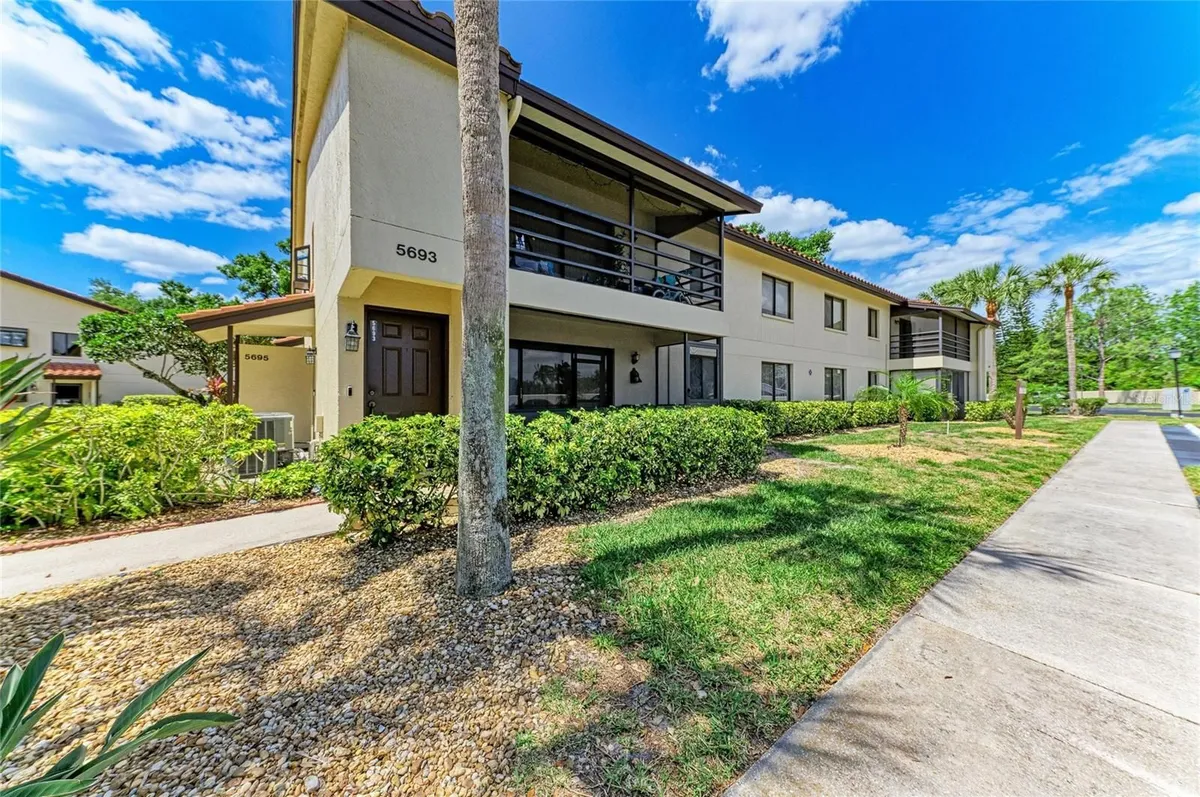 Property Slideshow image 1 of 32 | 5685 gardens dr 5685, Sarasota, FL, 34243