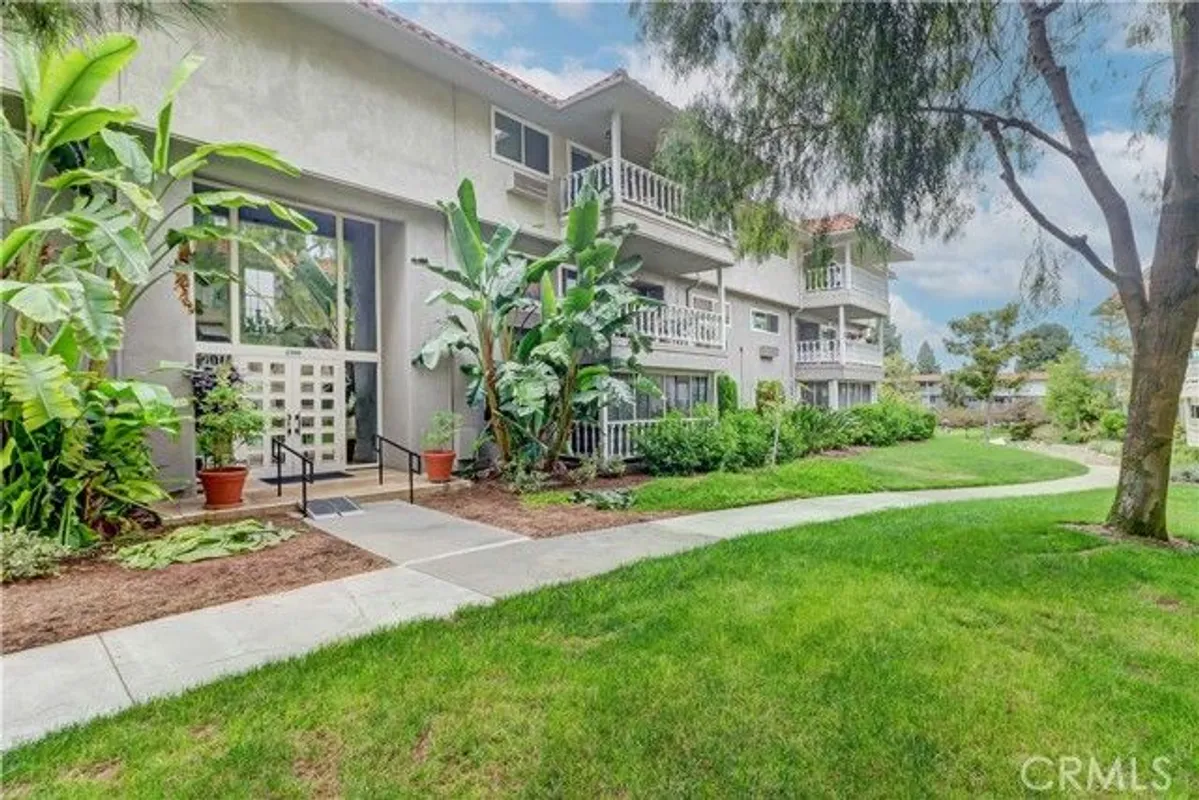 Property Slideshow image 1 of 36 | 2399 via mariposa w unit 1-f w 1-f w, Laguna Woods, CA, 92637