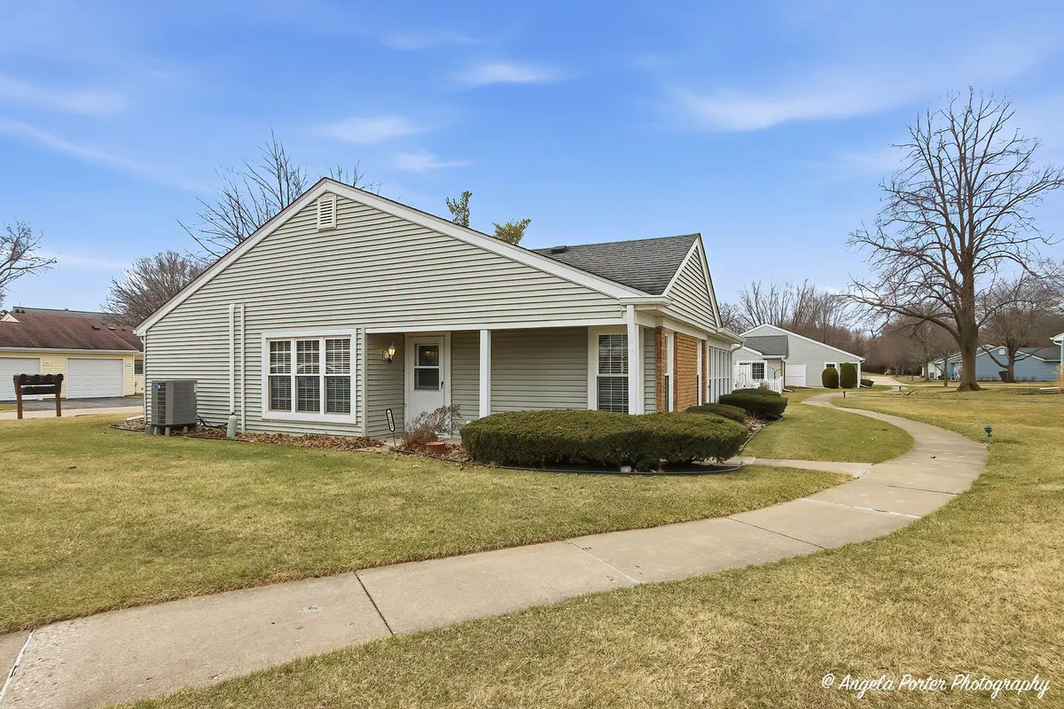 Property Slideshow image 1 of 40 | 7202 oxford cir 237, Fox Lake, IL, 60020