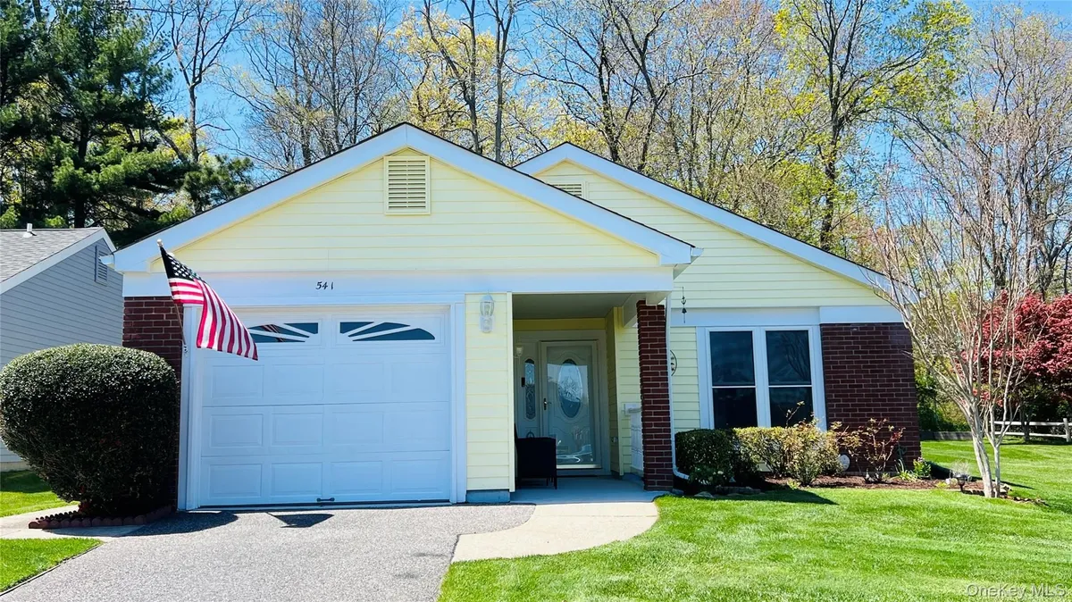 Property Slideshow image 1 of 24 | 541 stratford ln, Brookhaven, NY, 11961