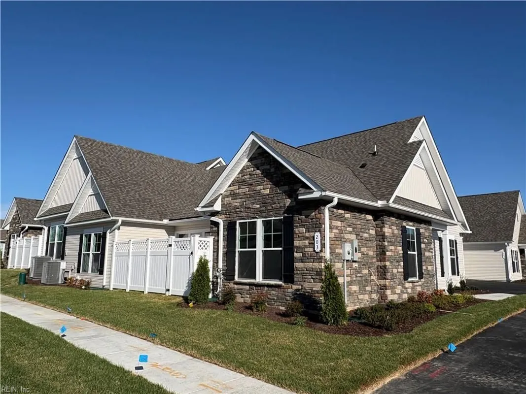 Property Slideshow image 1 of 42 | 203 oxford ave 39-4, Smithfield, VA, 23430