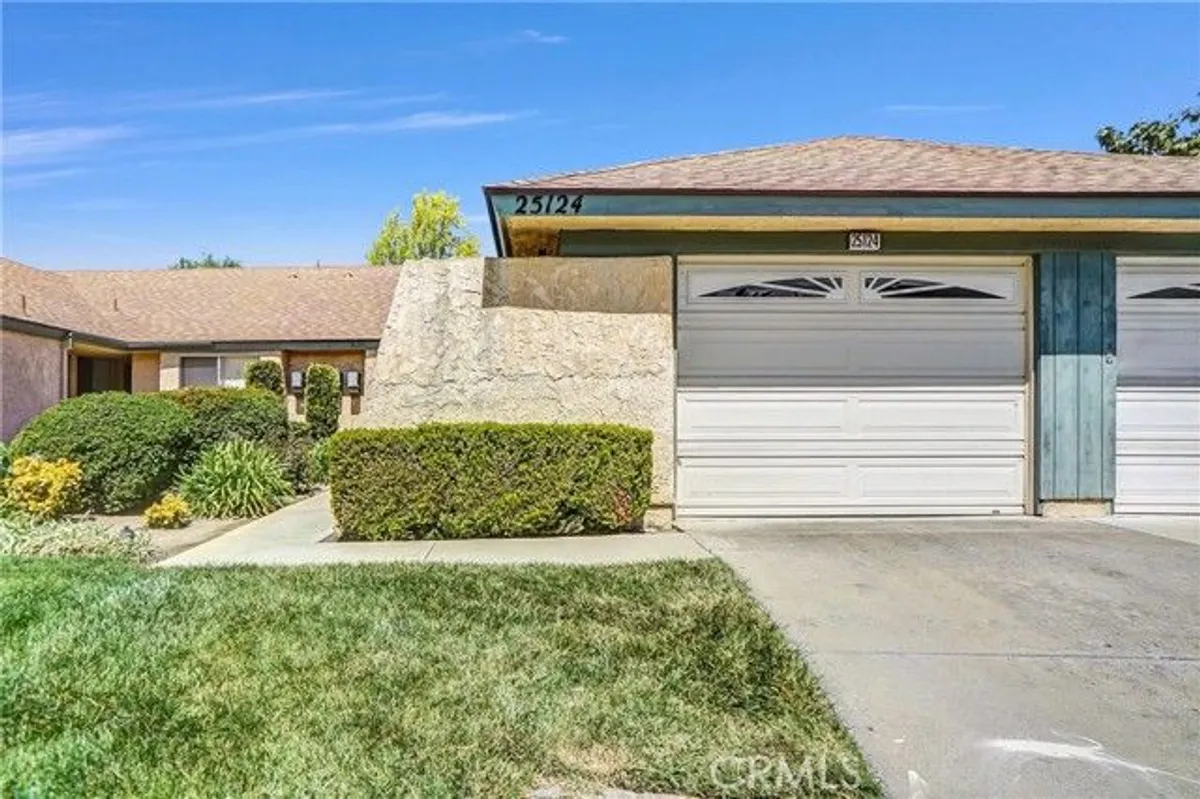 Property Slideshow image 1 of 22 | 25124 village 25 25, Camarillo, CA, 93012