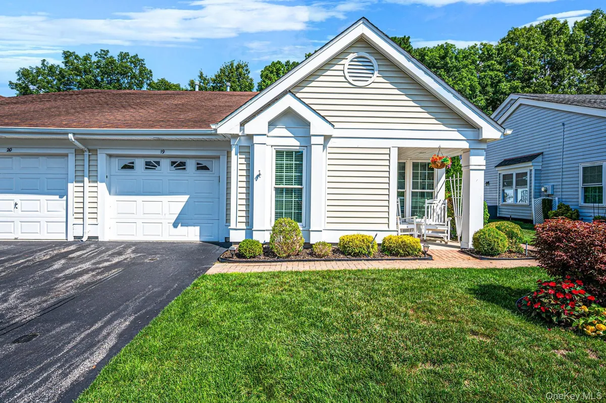 Property Slideshow image 1 of 34 | 19 sayville ct, Brookhaven, NY, 11961