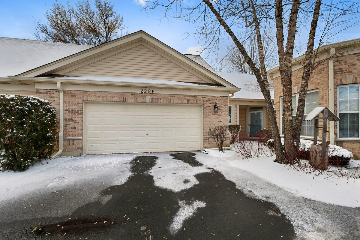 Property Slideshow image 1 of 17 | 2286 meadowcroft ln, Grayslake, IL, 60030