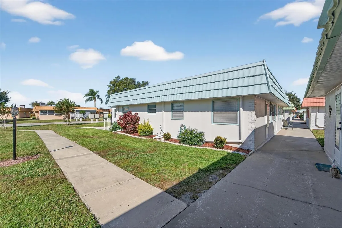 Property Slideshow image 1 of 28 | 1802 bedford ln 12, Sun City Center, FL, 33573