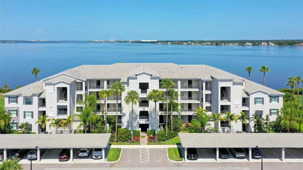 Property Slideshow image 1 of 68 | 910 tidewater shores loop 103, Bradenton, FL, 34208