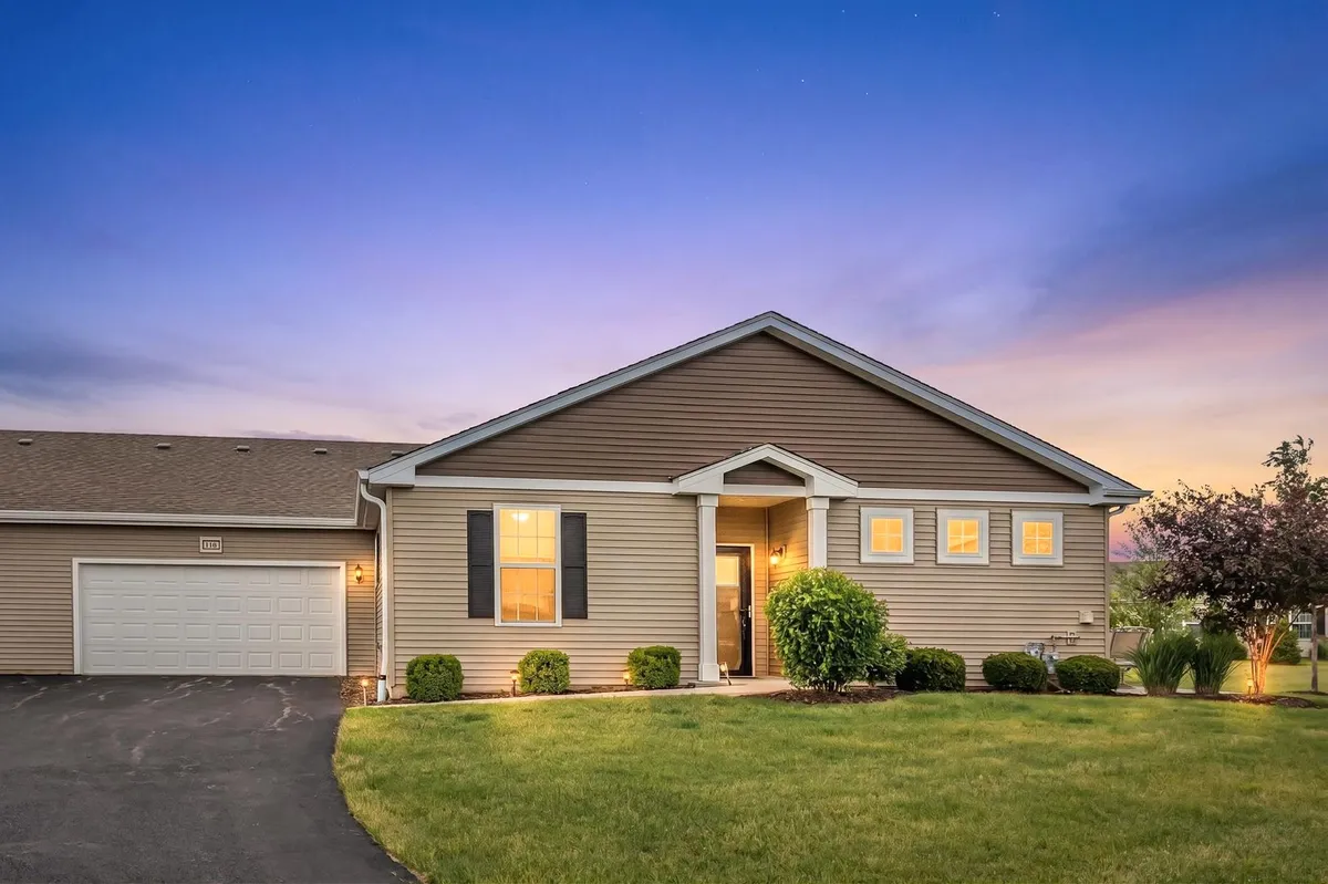 Property Slideshow image 1 of 33 | 1116 crestview ln, Pingree Grove, IL, 60140