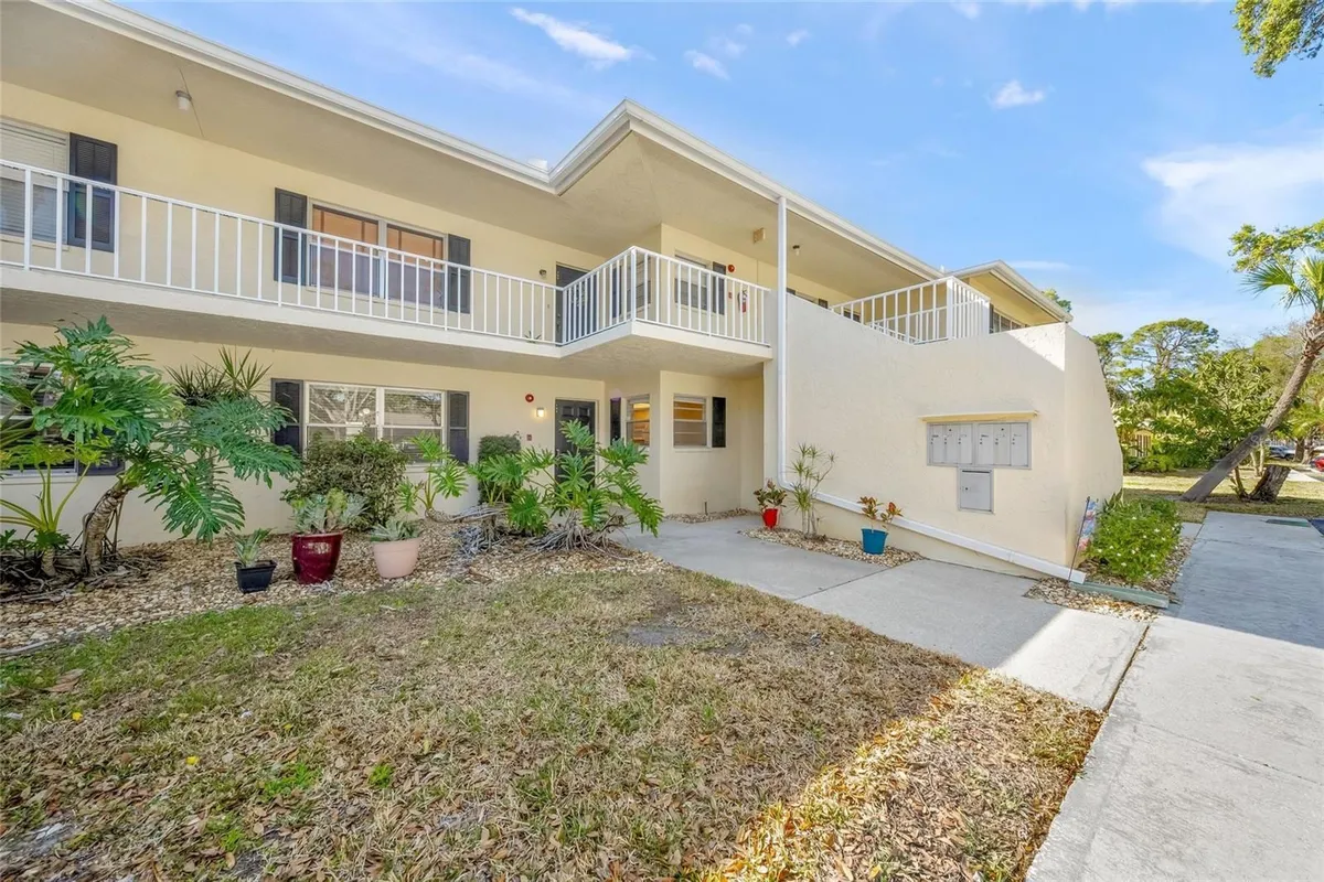 Property Slideshow image 1 of 41 | 7860 palm aire ln 105, Sarasota, FL, 34243