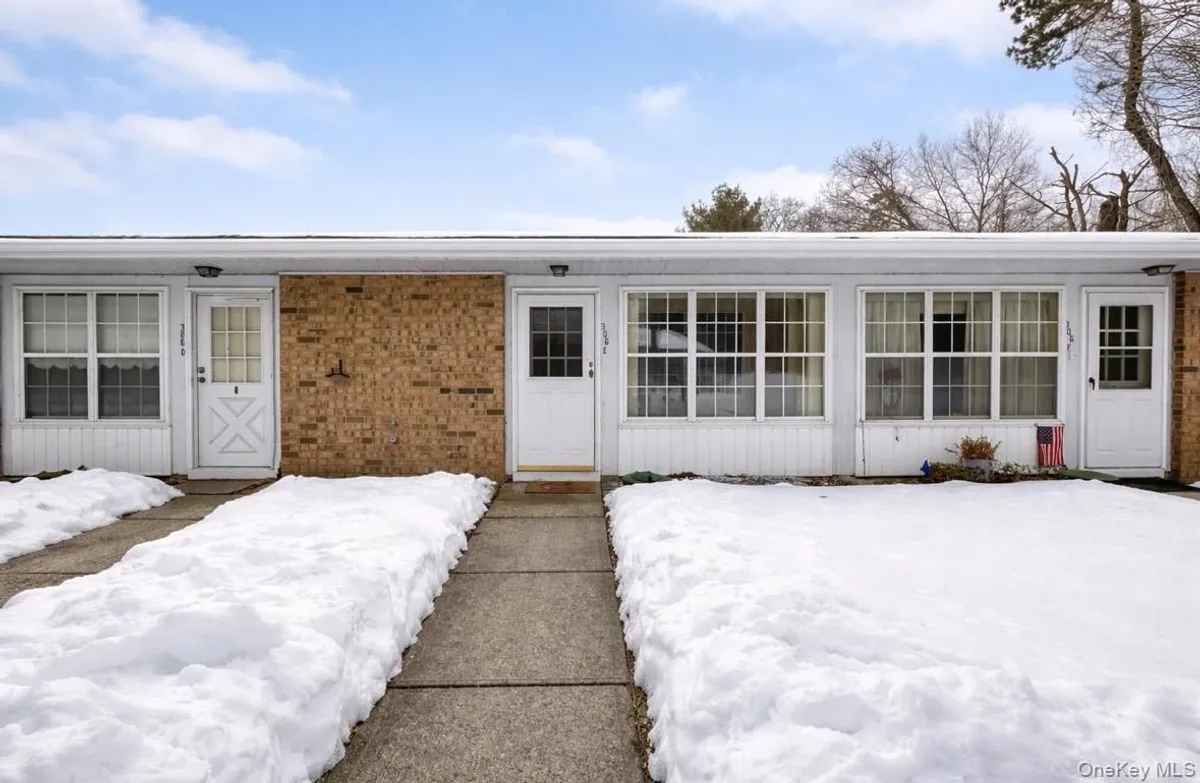 Property Slideshow image 1 of 12 | 306 torquay ct e, Brookhaven, NY, 11961