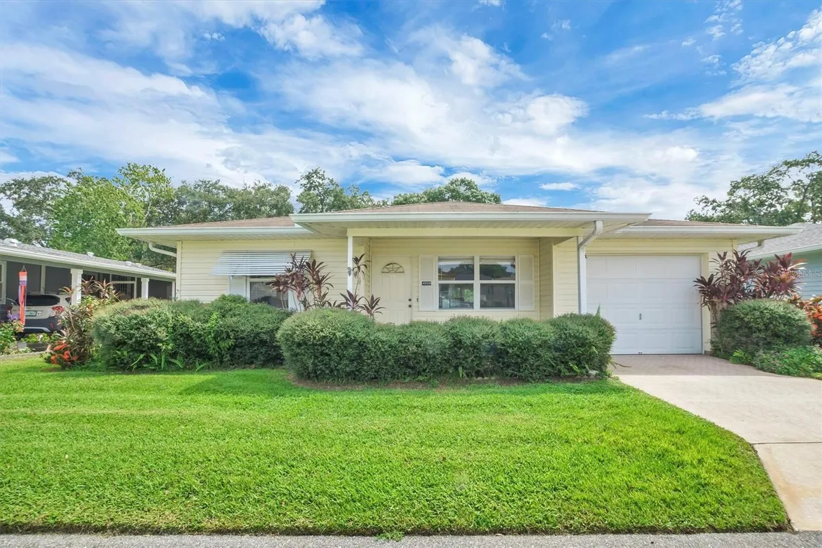 Property Slideshow image 1 of 28 | 4938 colonnades cir, Lakeland, FL, 33811
