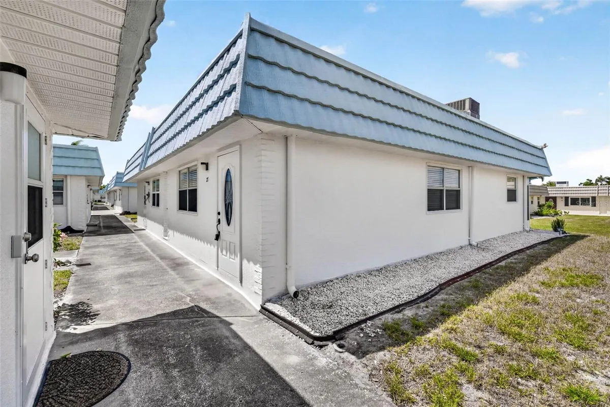 Property Slideshow image 1 of 34 | 1801 bedford ln 27, Sun City Center, FL, 33573