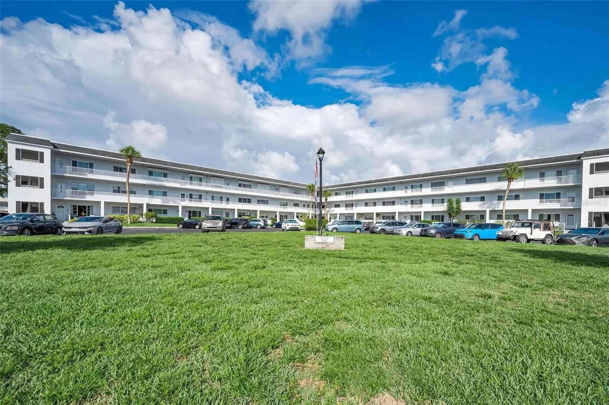 Property Slideshow image 1 of 61 | 2001 world parkway blvd 39, Clearwater, FL, 33763