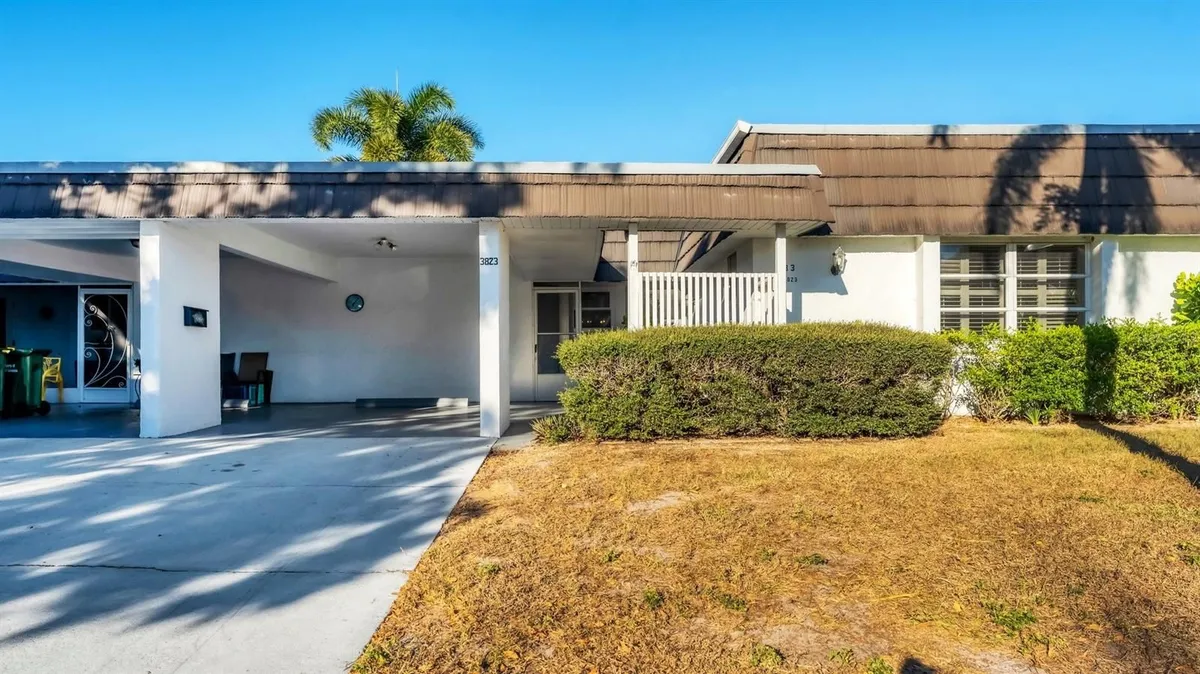 Property Slideshow image 1 of 38 | 3823 glen oaks dr 83, Sarasota, FL, 34232