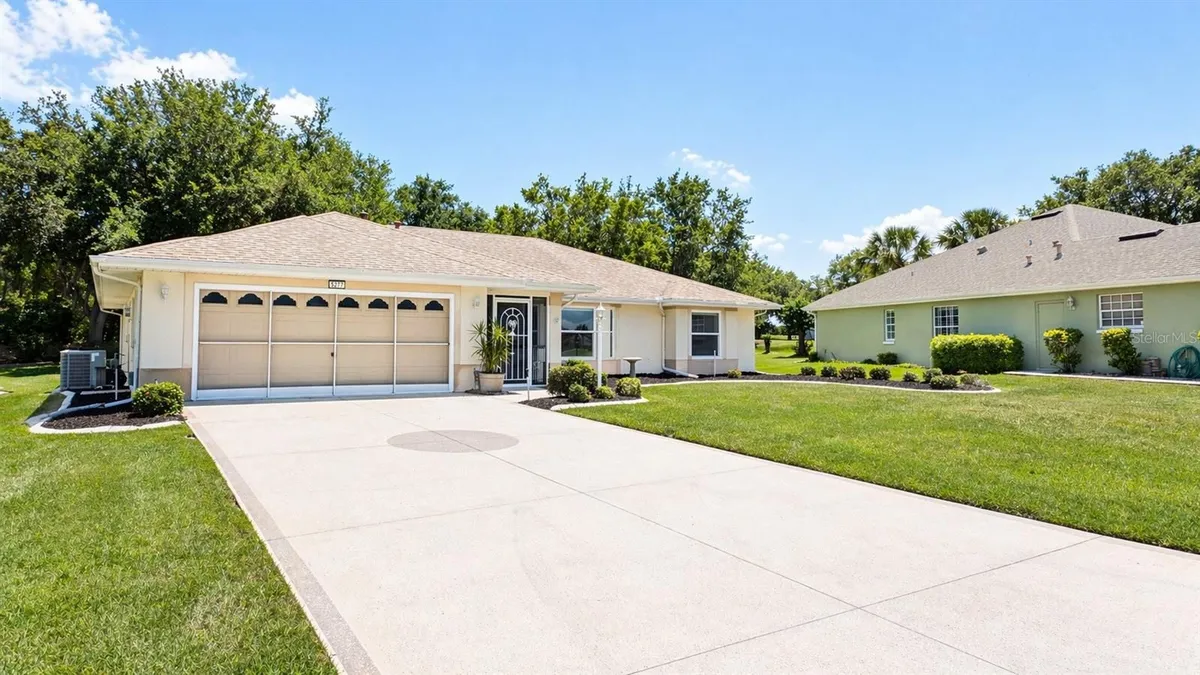 Property Slideshow image 1 of 30 | 5277 indian ocean loop, Tavares, FL, 32778