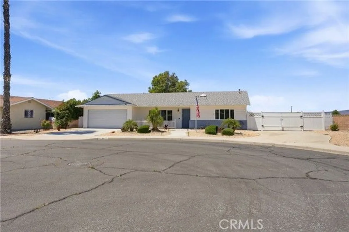 Property Slideshow image 1 of 43 | 411 brentwood cir, Hemet, CA, 92543
