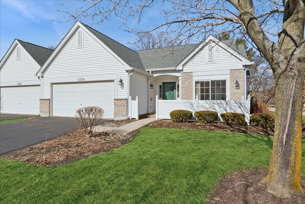 Property Slideshow image 1 of 28 | 2334 meadowcroft ln, Grayslake, IL, 60030