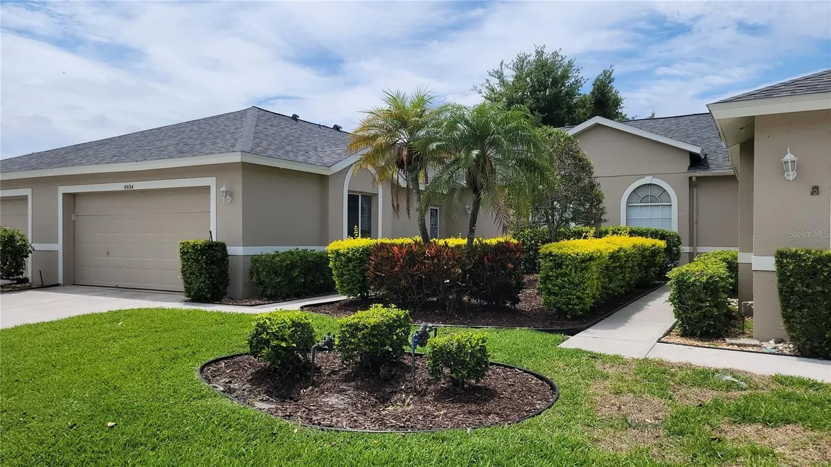 Property Slideshow image 1 of 53 | 6934 stoneywalk ct, Bradenton, FL, 34203