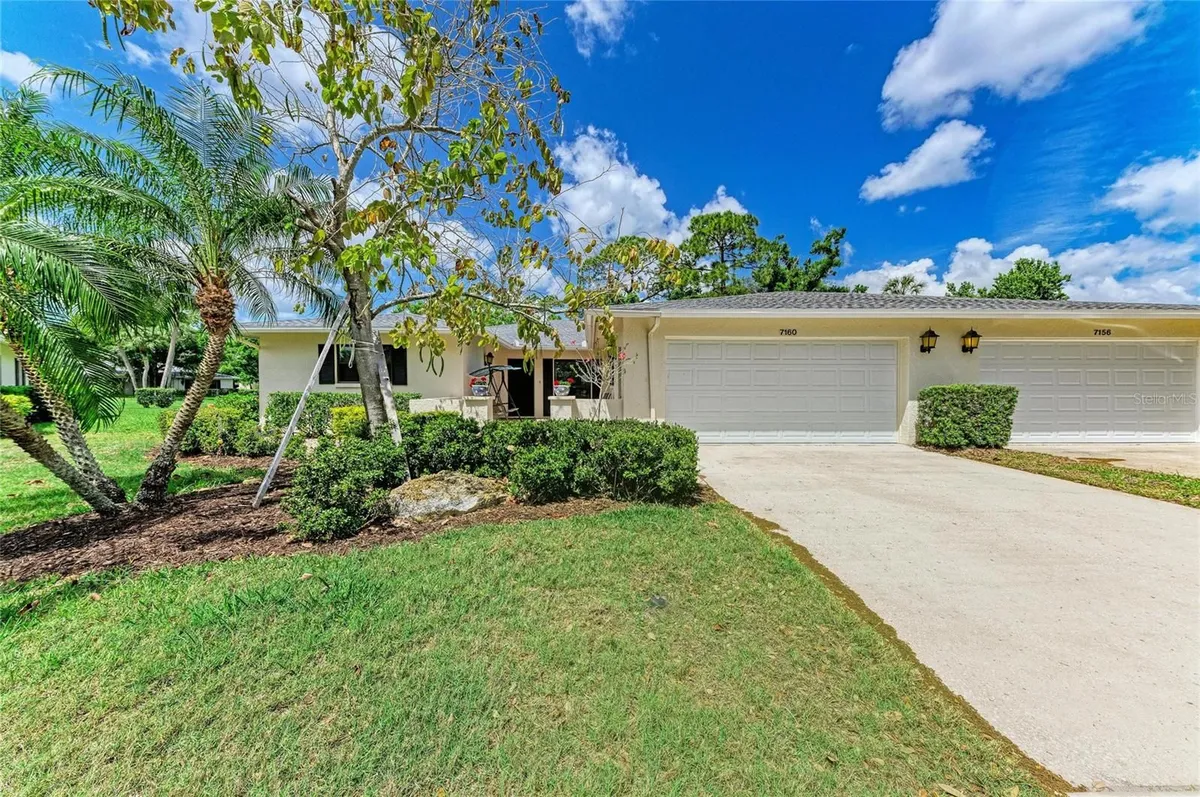 Property Slideshow image 1 of 39 | 7160 fairway bend cir, Sarasota, FL, 34243