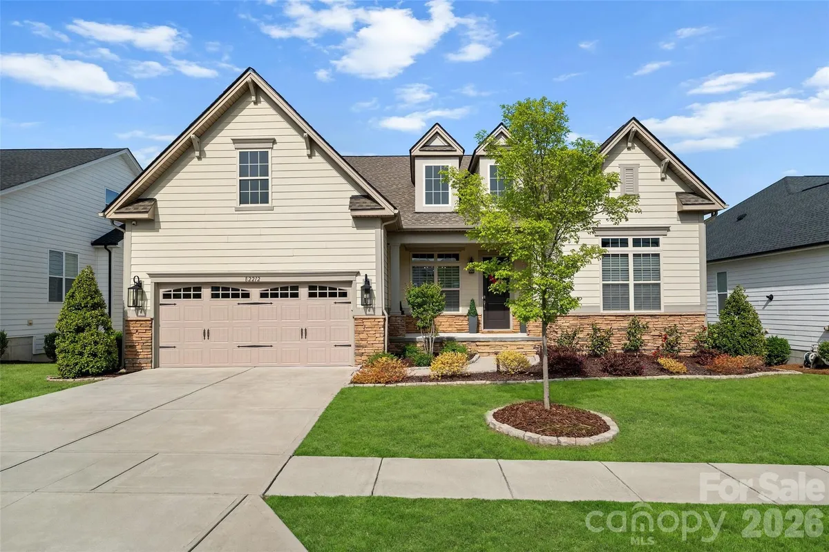 Property Slideshow image 1 of 45 | 82212 standing oak dr, Charlotte, NC, 28278