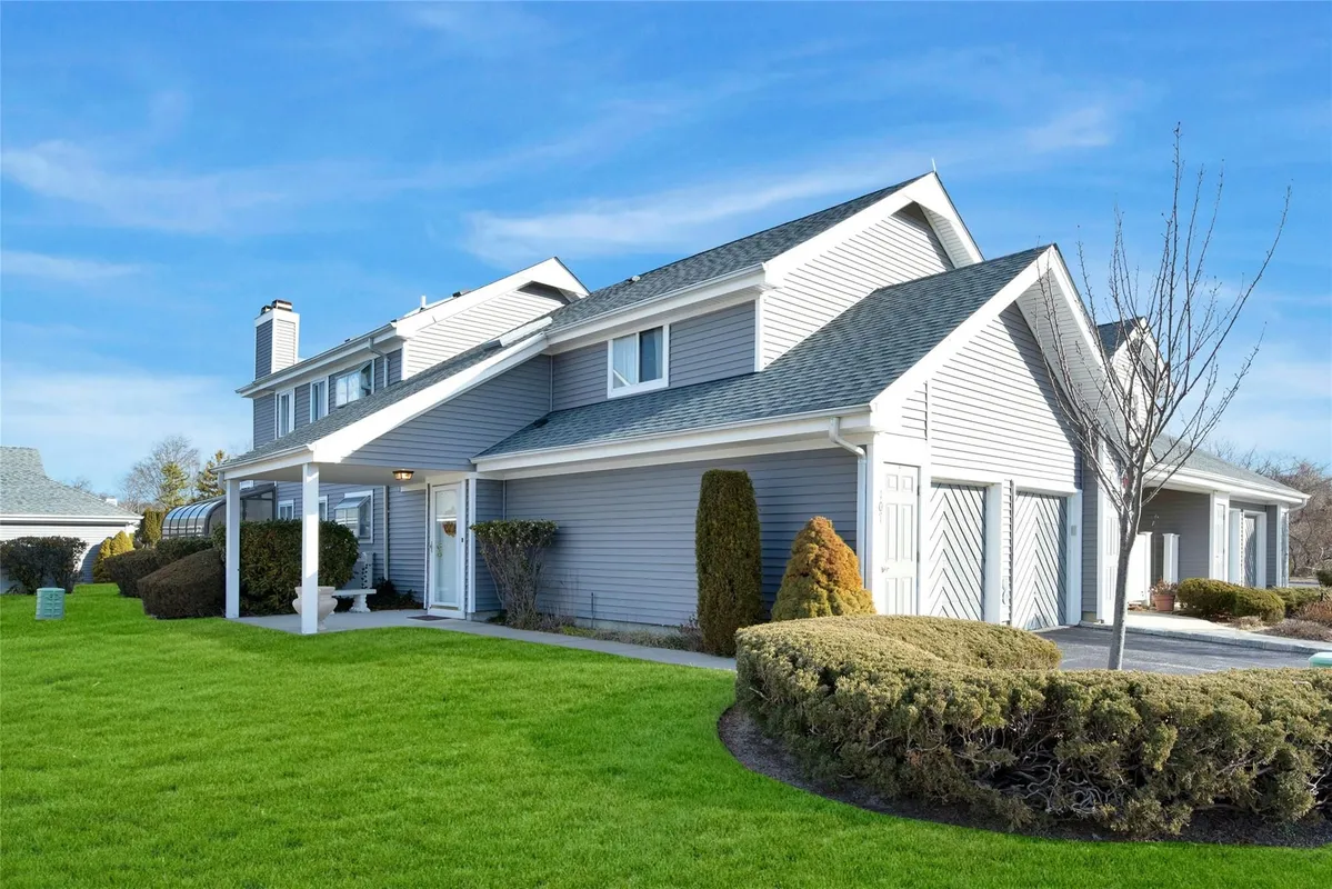 Property Slideshow image 1 of 25 | 107 e midland pond ct, Moriches, NY, 11955