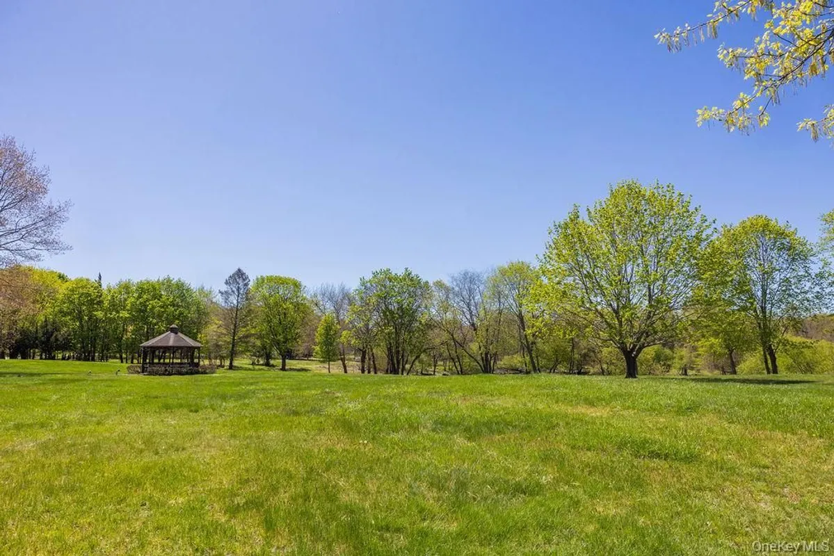 Property Slideshow image 1 of 26 | 604 cabot ct 604, Smithtown, NY, 11780