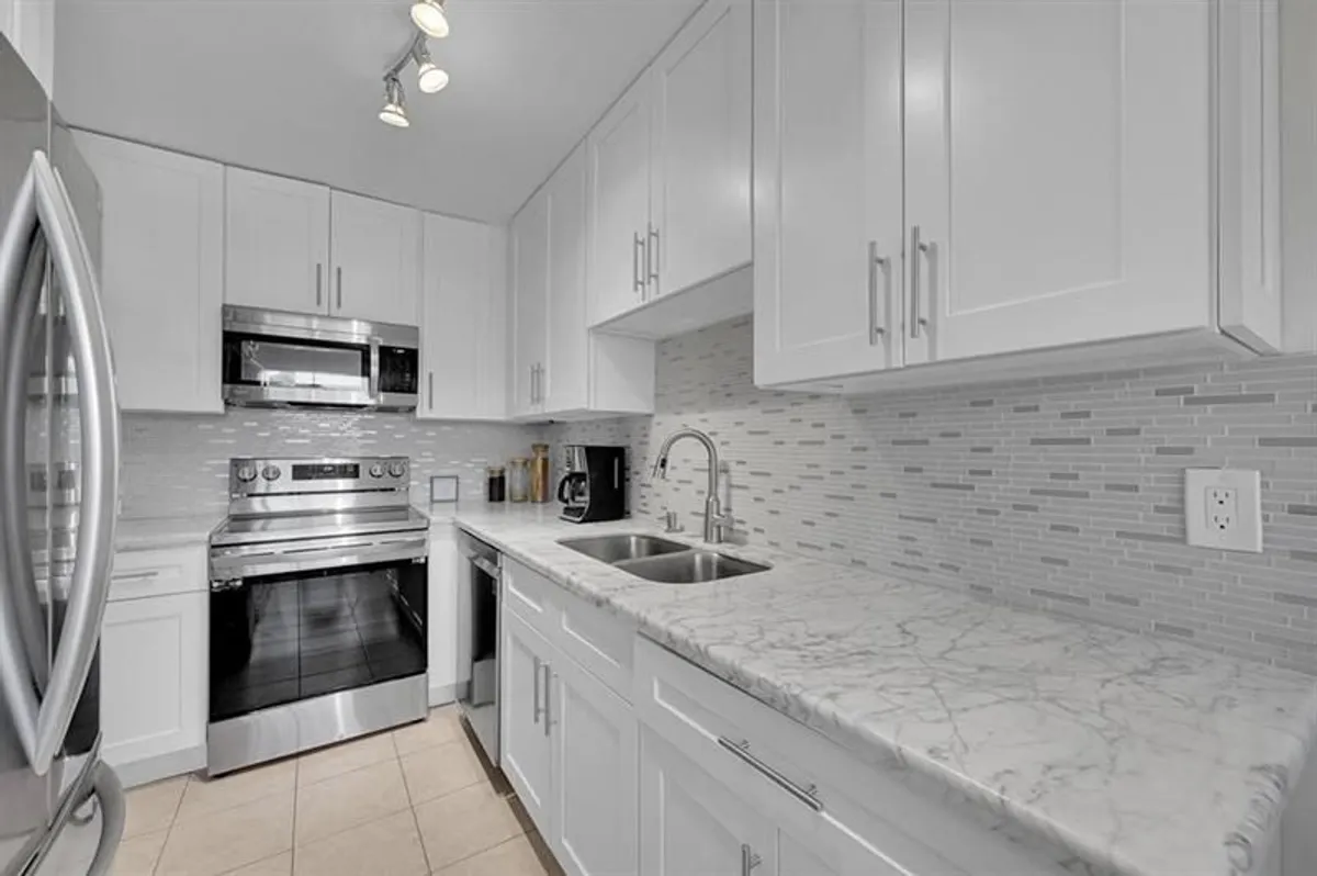 Property Slideshow image 1 of 32 | 1001 flame vine ave apt 201, Delray Beach, FL, 33445