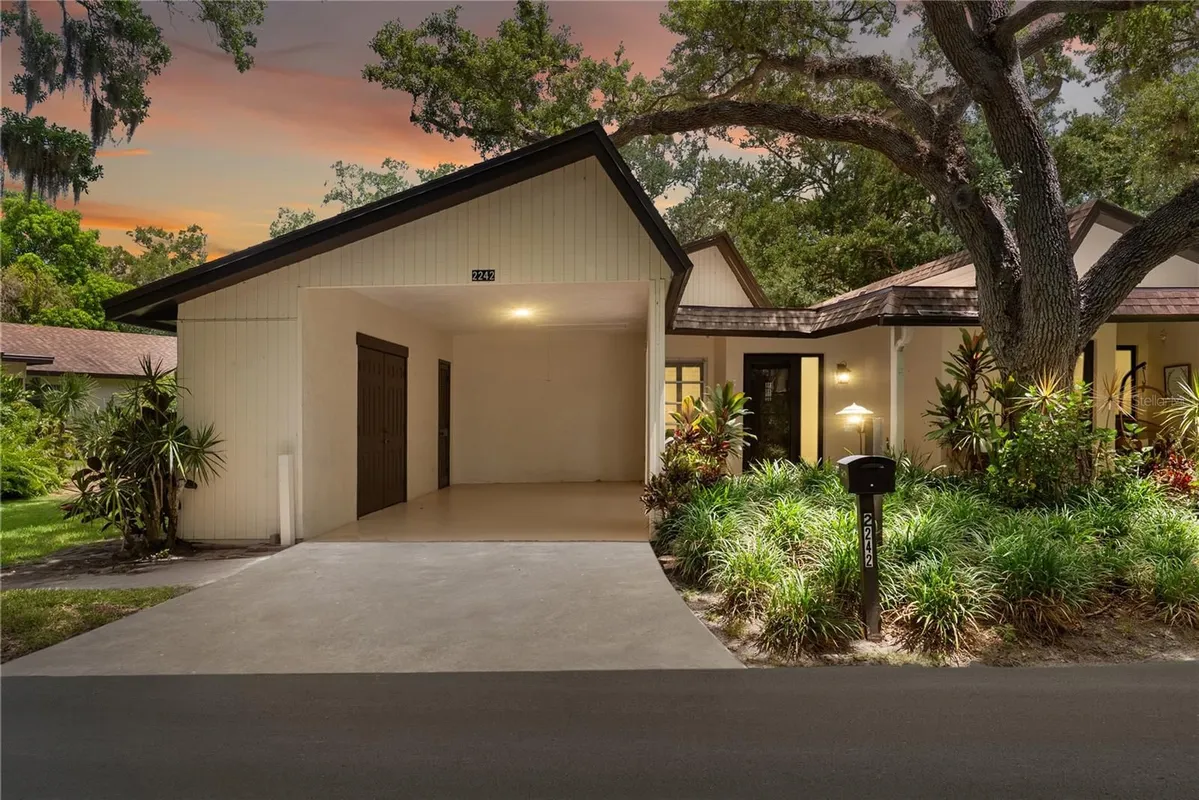 Property Slideshow image 1 of 22 | 2242 circlewood dr 24, Sarasota, FL, 34231