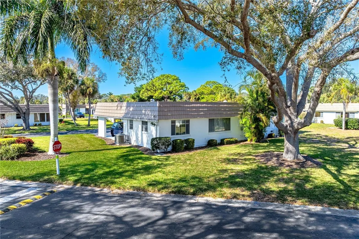 Property Slideshow image 1 of 21 | 5440 riverbluff cir 87, Sarasota, FL, 34231