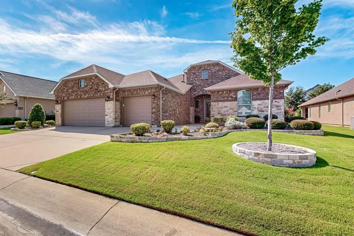 Property Slideshow image 1 of 28 | 9517 crestview dr, Denton, TX, 76207
