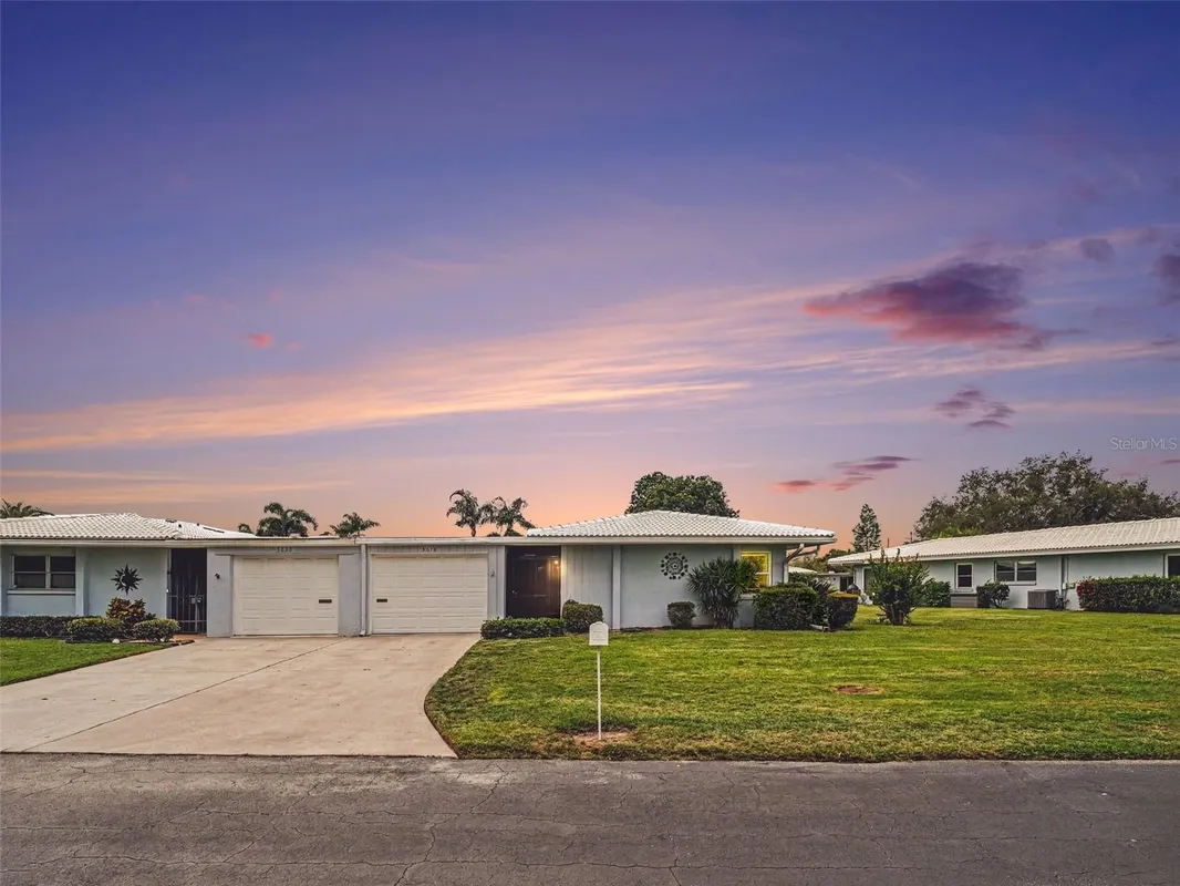 Property Slideshow image 1 of 17 | 3618 medford ln 1538, Sarasota, FL, 34232
