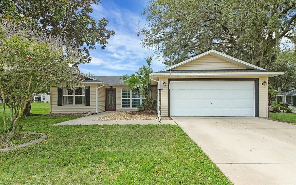 Property Slideshow image 1 of 41 | 1204 oak hammock ln, Lady Lake, FL, 32159