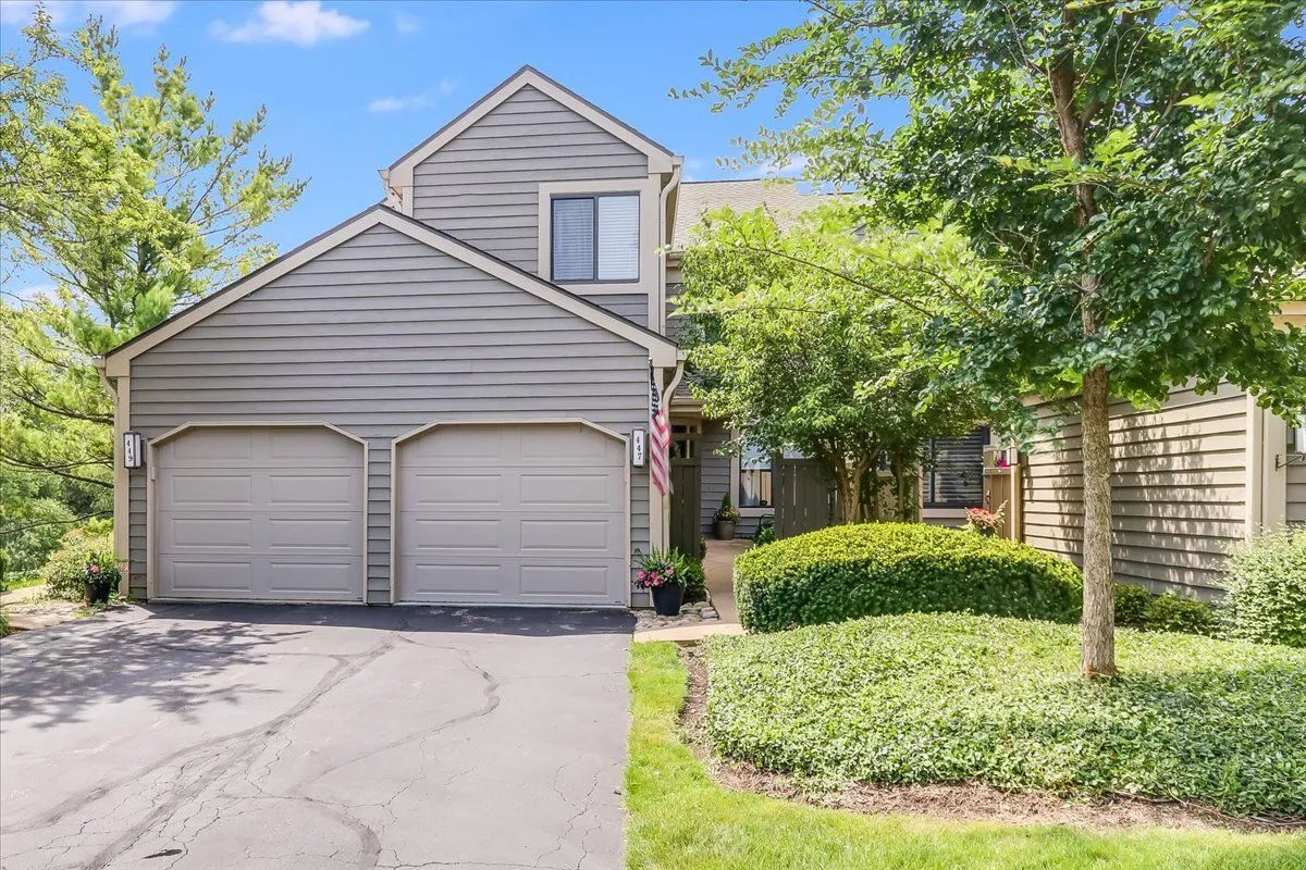 Property Slideshow image 1 of 39 | 447 white oak ln 1135b, Lake Barrington, IL, 60010